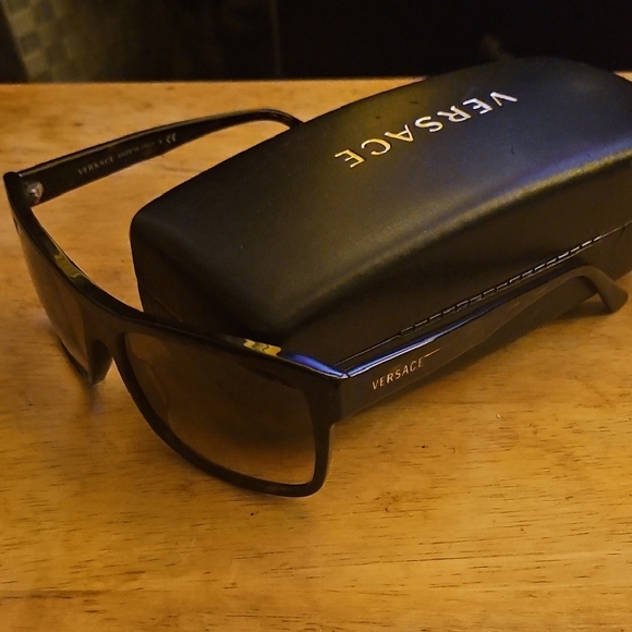 Versace (4179) Classic Black Eyewear Case - Picture 4 of 6